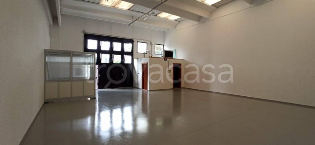 locale commerciale in affitto a Calcinaia