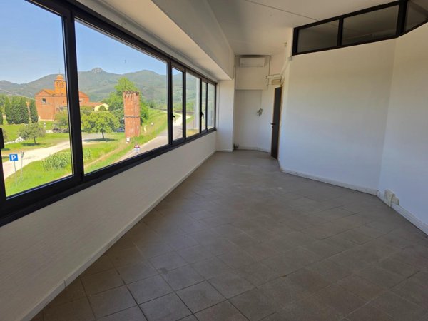 locale commerciale in affitto a Calcinaia in zona Fornacette