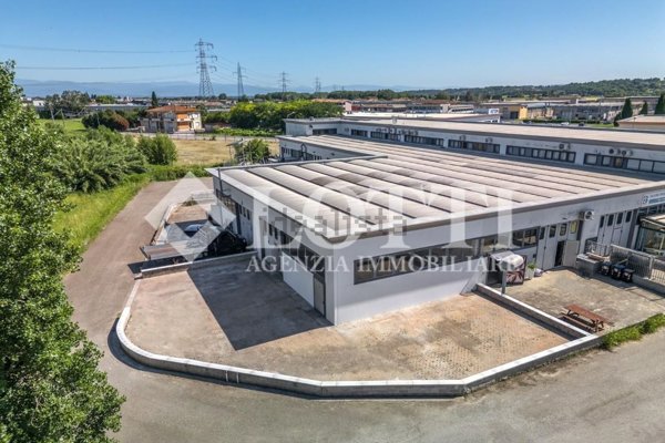 locale commerciale in affitto a Calcinaia in zona Sardina