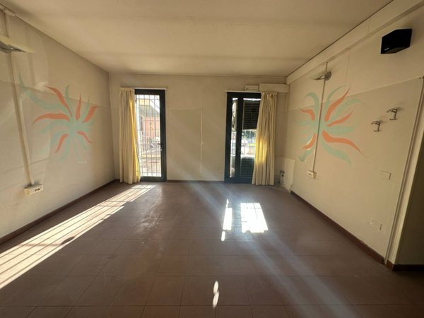 locale commerciale in affitto a Calcinaia in zona Sardina