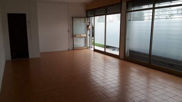 locale commerciale in affitto a Cascina