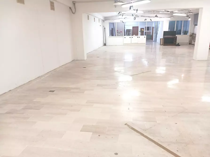 locale commerciale in affitto a Cascina