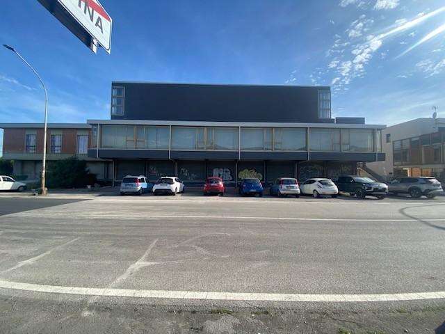 locale commerciale in affitto a Cascina
