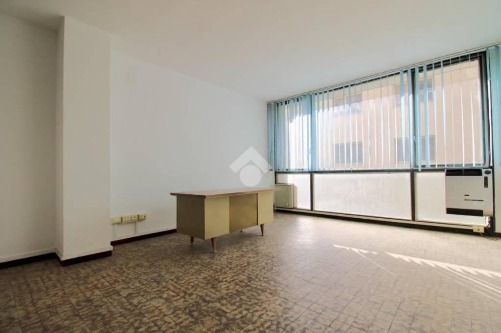 ufficio in affitto a Cascina