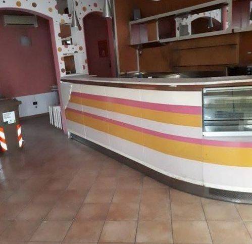 locale commerciale in affitto a Cascina
