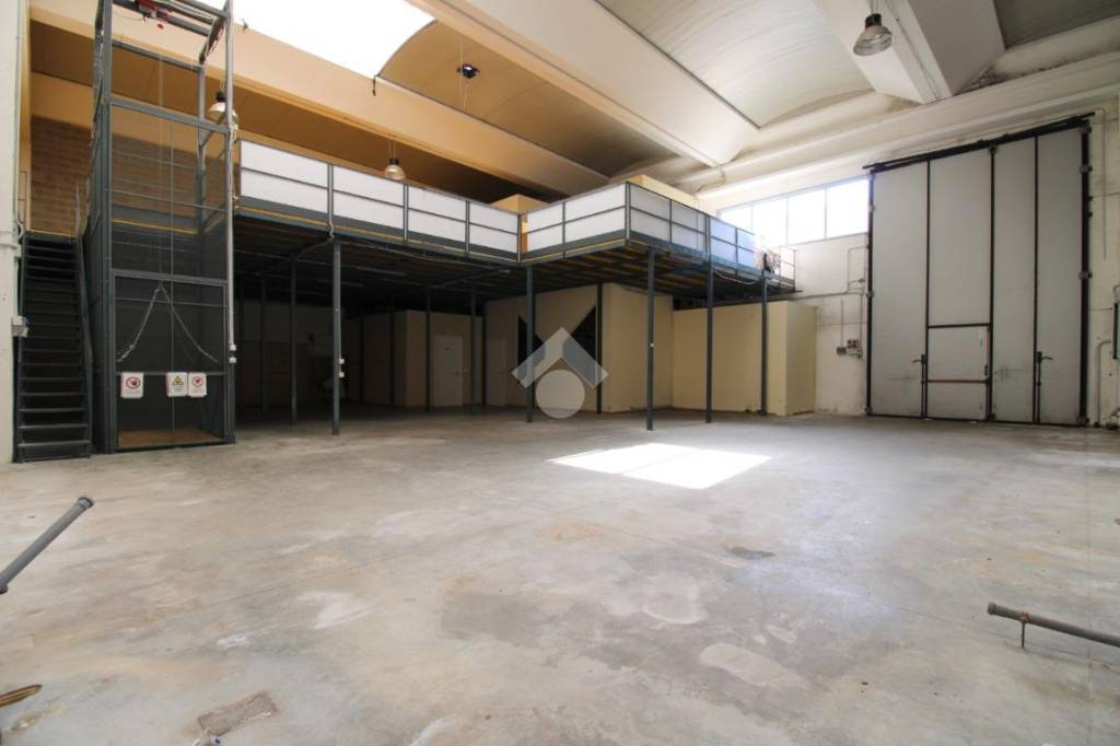 locale commerciale in affitto a Cascina
