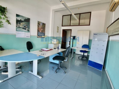 negozio in affitto a Cascina in zona Titignano