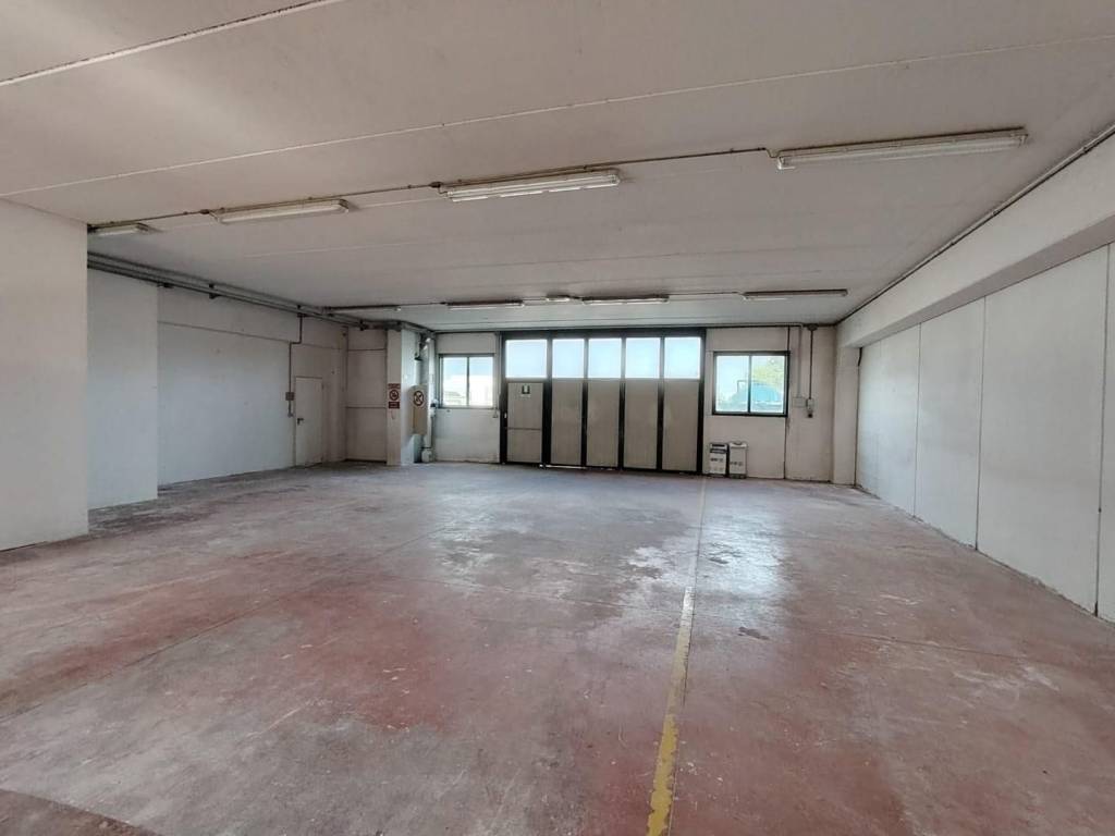 locale commerciale in affitto a Cascina