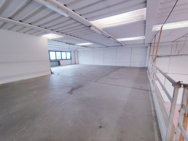 locale commerciale in affitto a Cascina