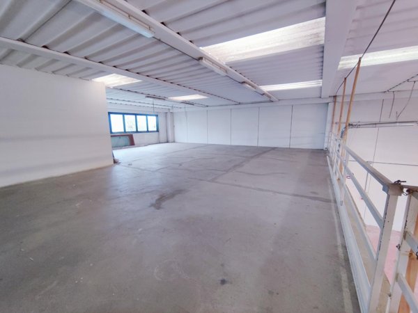 locale commerciale in affitto a Cascina