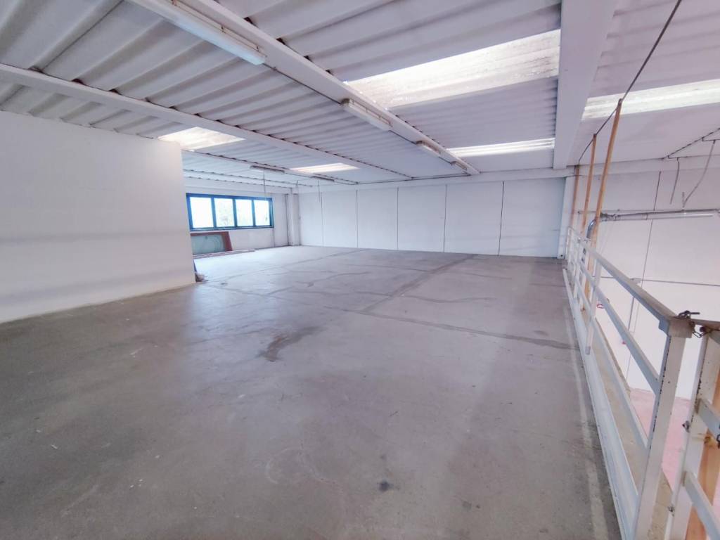 locale commerciale in affitto a Cascina