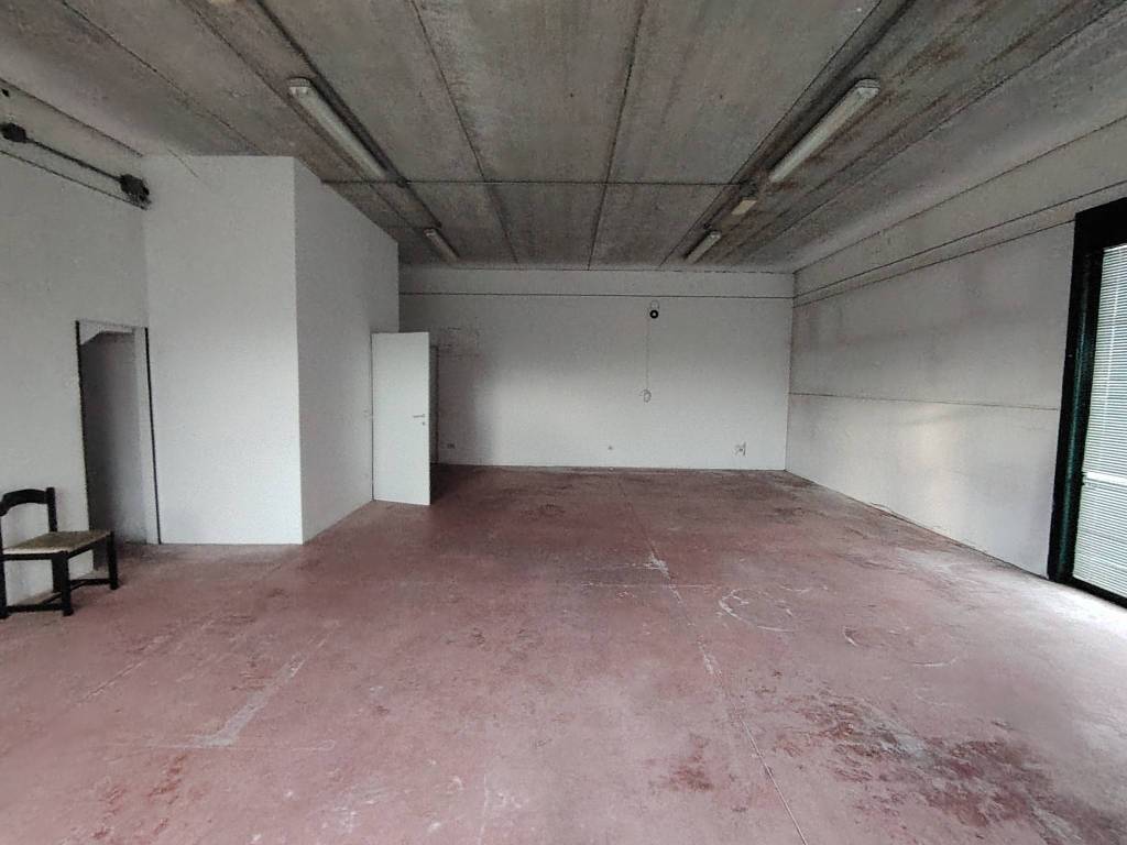 locale commerciale in affitto a Cascina