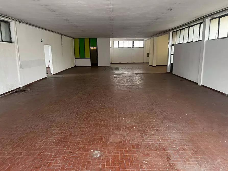 locale commerciale in affitto a Cascina
