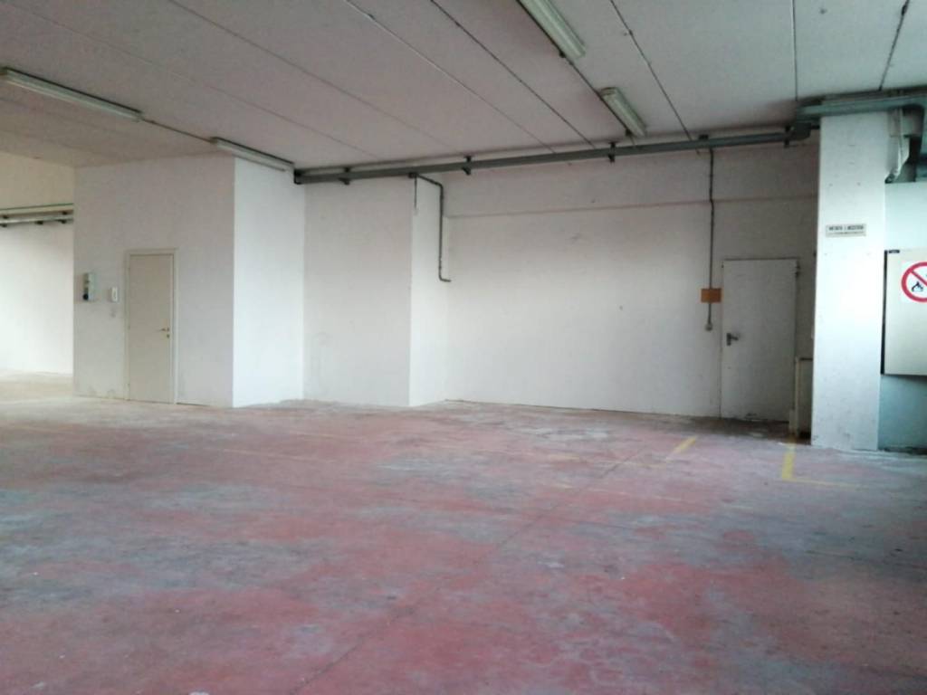 locale commerciale in affitto a Cascina