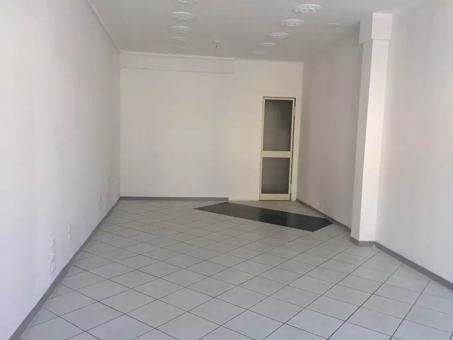 negozio in affitto a Cascina