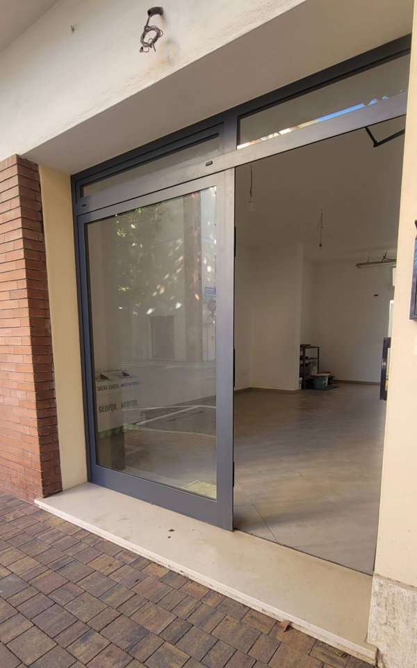 locale commerciale in affitto a Cascina