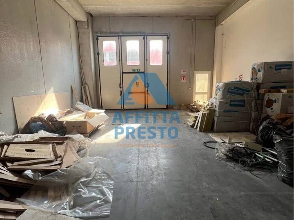 locale commerciale in affitto a Cascina