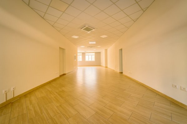 locale commerciale in affitto a Cascina