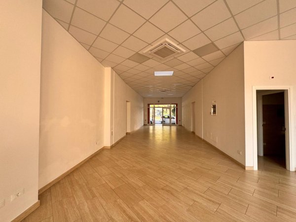 locale commerciale in affitto a Cascina