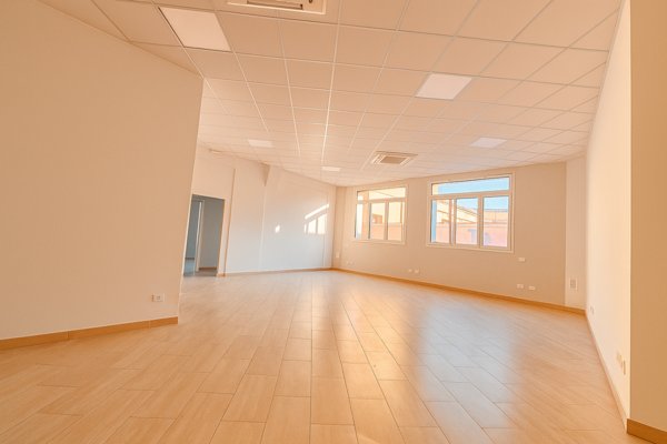 locale commerciale in affitto a Cascina