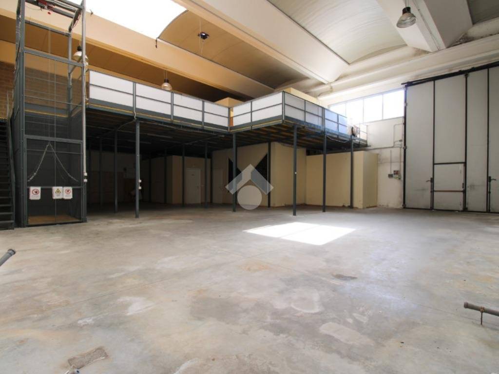 locale commerciale in affitto a Cascina