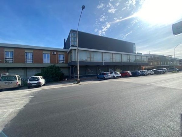 locale commerciale in affitto a Cascina