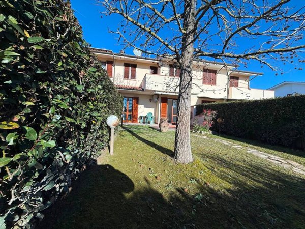 casa indipendente in affitto a Cascina