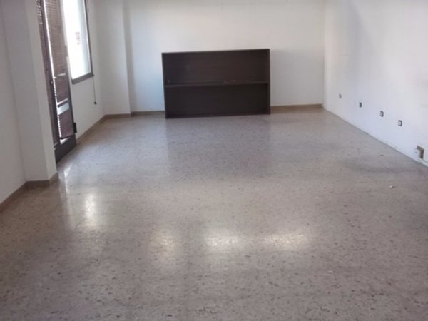 locale commerciale in affitto a Cascina