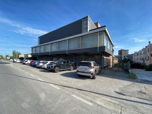 locale commerciale in affitto a Cascina