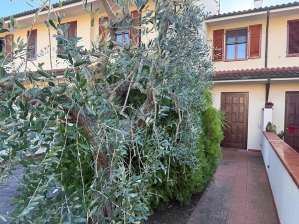 casa indipendente in affitto a Cascina