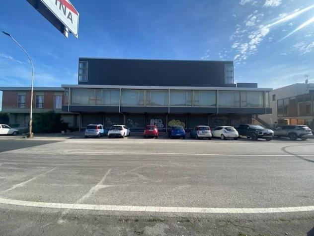 negozio in affitto a Cascina