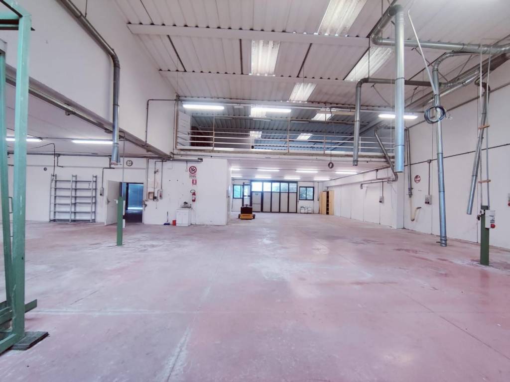 locale commerciale in affitto a Cascina