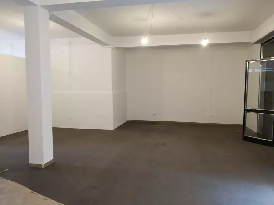 locale commerciale in affitto a Cascina