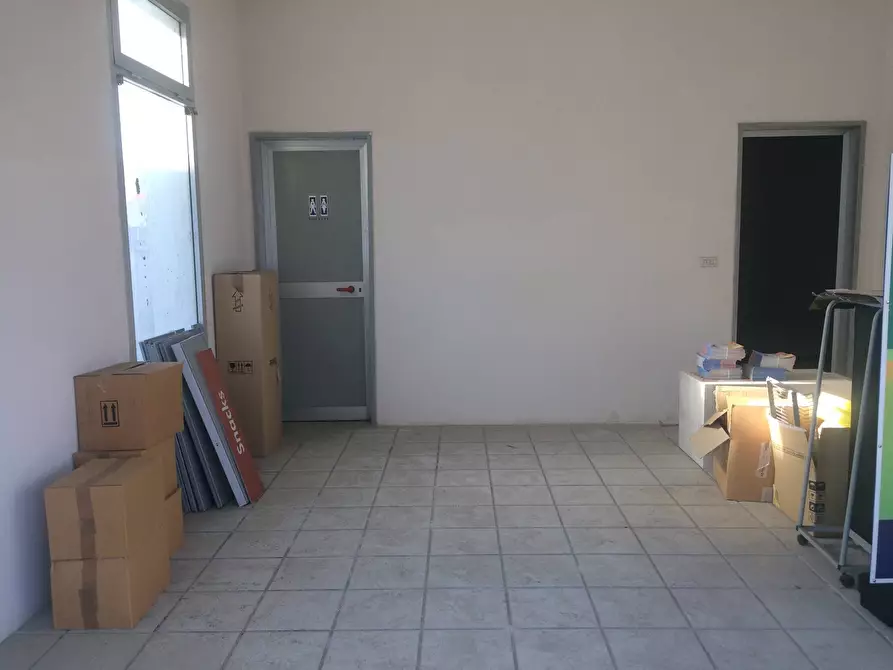 negozio in affitto a Cascina