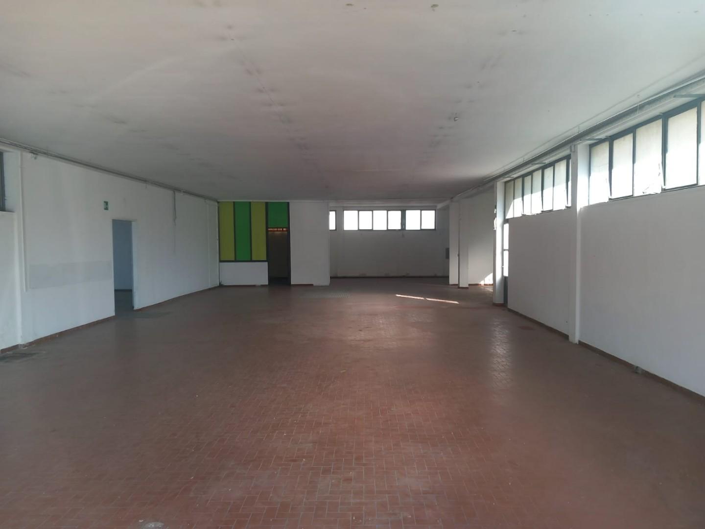 locale commerciale in affitto a Cascina