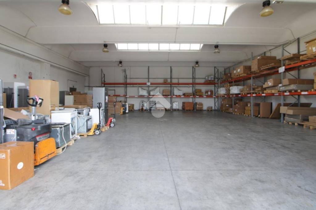 locale commerciale in affitto a Cascina