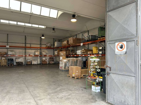 attivita commerciale in affitto a Cascina