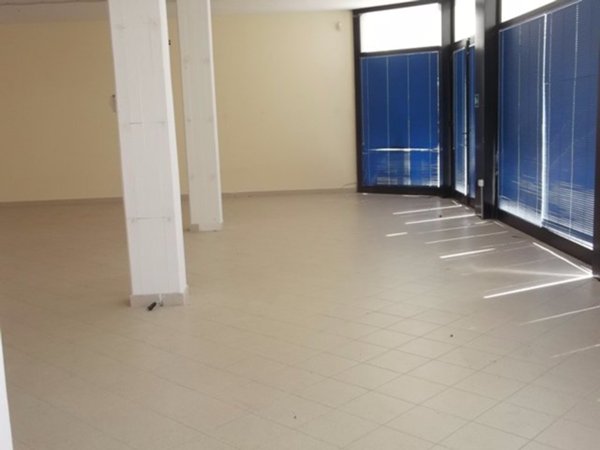 locale commerciale in affitto a Cascina in zona Marciana