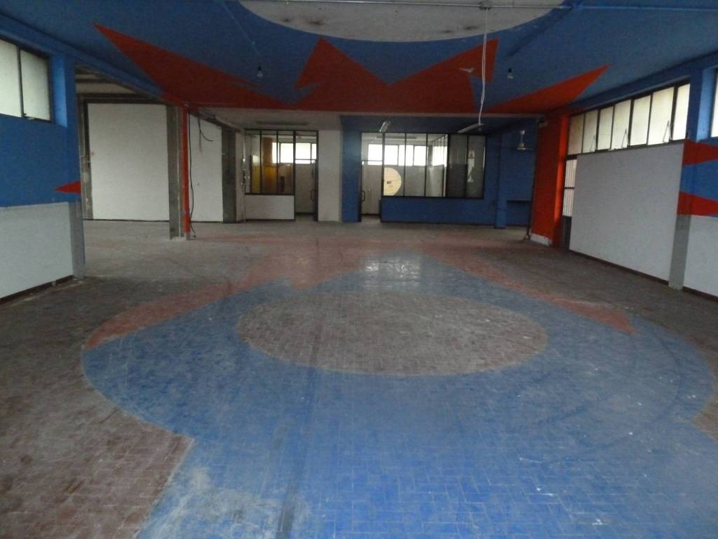 negozio in affitto a Cascina in zona San Giorgio