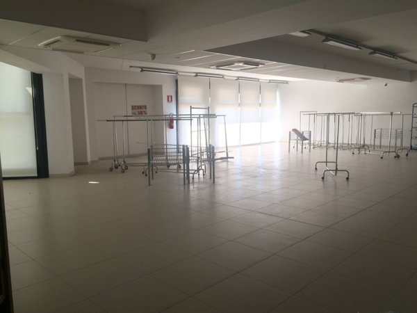 locale commerciale in affitto a Cascina in zona Marciana