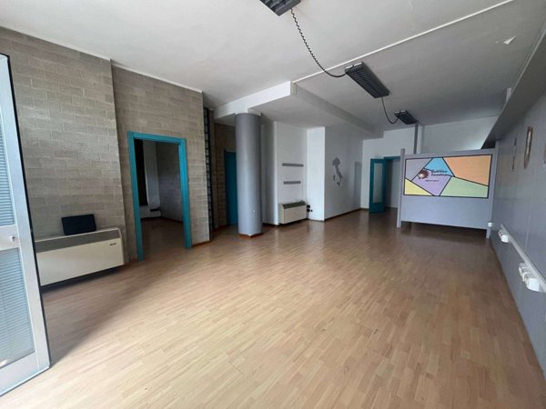 ufficio in affitto a Cascina in zona Navacchio