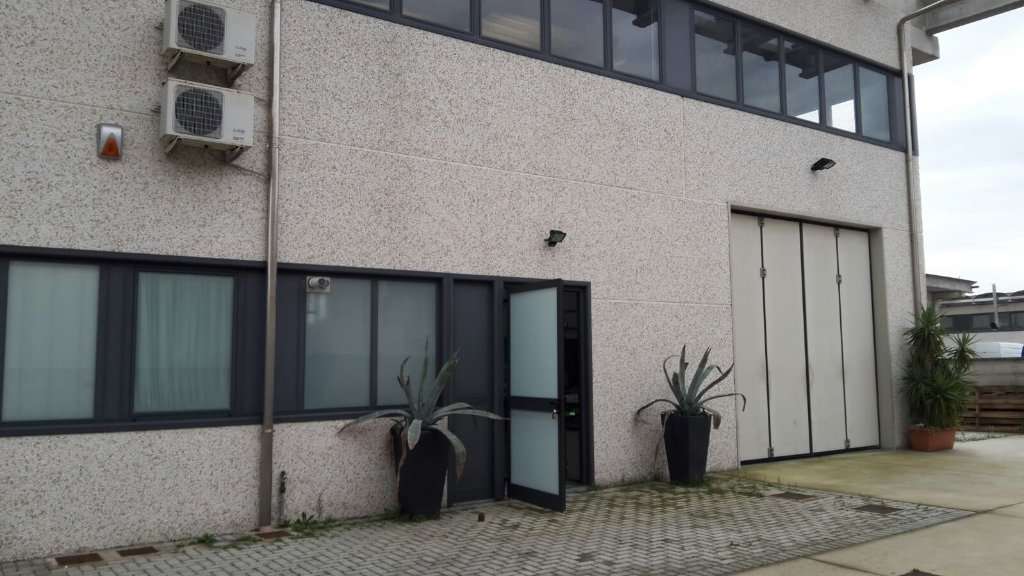locale commerciale in affitto a Castelfranco di Sotto
