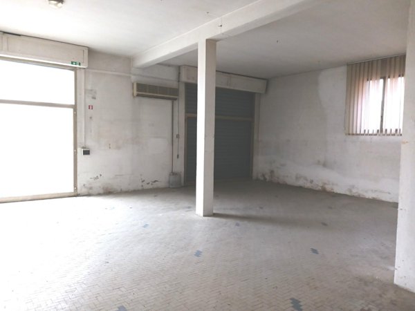 locale commerciale in affitto a Castelfranco di Sotto