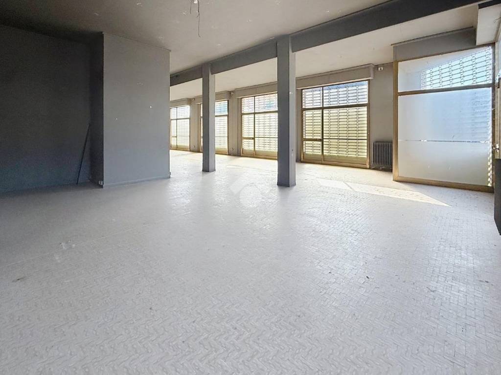 locale commerciale in affitto a Castelfranco di Sotto