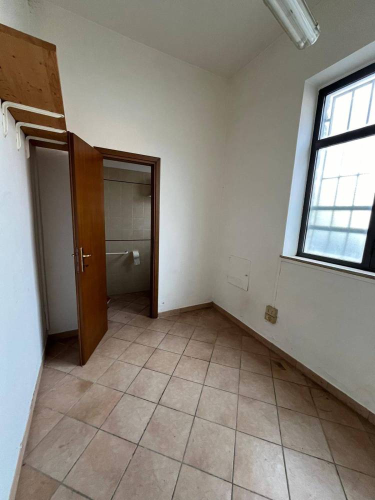negozio in affitto a Pisa in zona I Passi