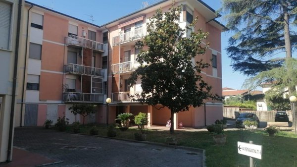 negozio in affitto a Pisa in zona I Passi