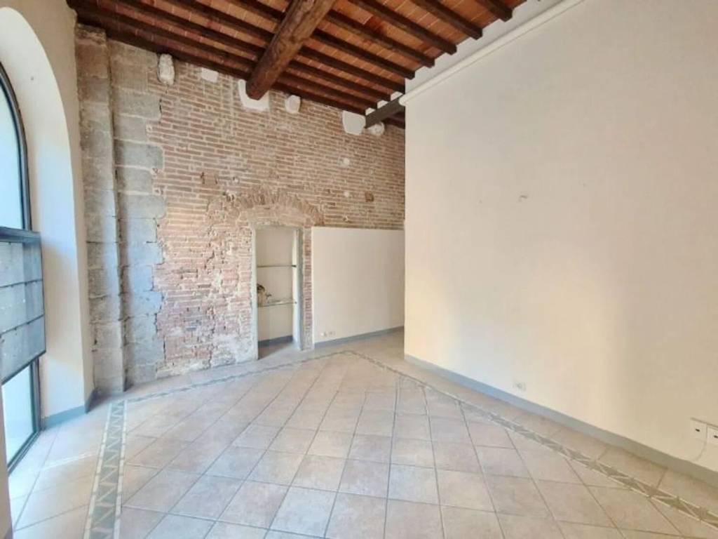 negozio in affitto a Pisa in zona Tribunale