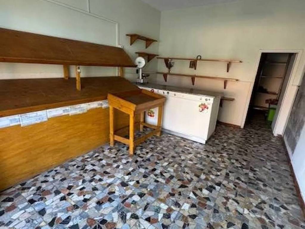 negozio in affitto a Pisa in zona Barbaricina