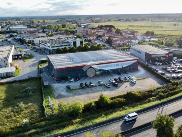 negozio in affitto a Pisa in zona Ospedaletto