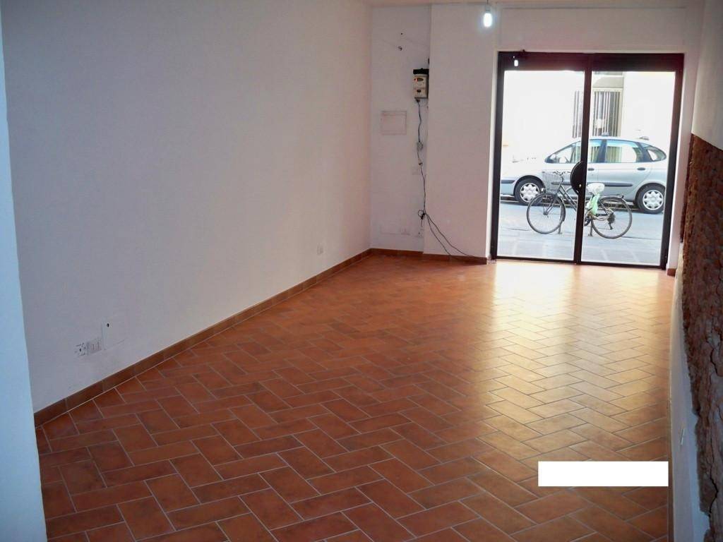 negozio in affitto a Pisa in zona Landi
